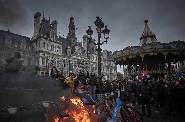 פריז צרפת מחאה נגד רפורמת הפנסיות 