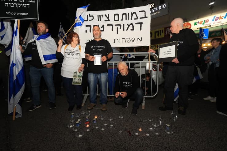 הדלקת נר זיכרון בהפגנה בחיפה