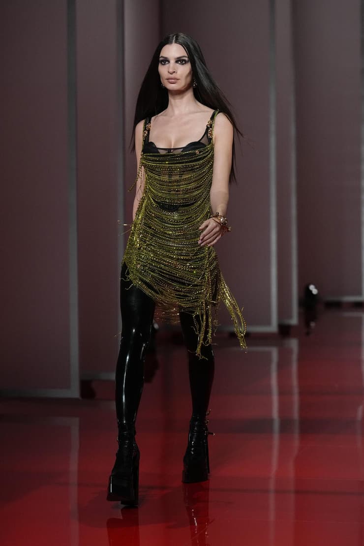 אמילי רטאייקאוסקי מדגמנת בתצוגת אופנה של ורסאצ'ה, 2022