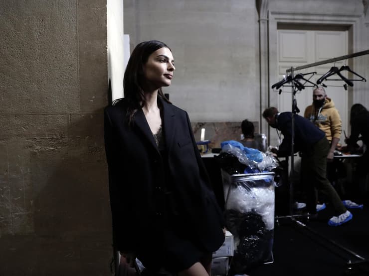 אמילי רטאייקאוסקי מאחורי הקלעים בשבוע האופנה לגברים בפריז, 2022