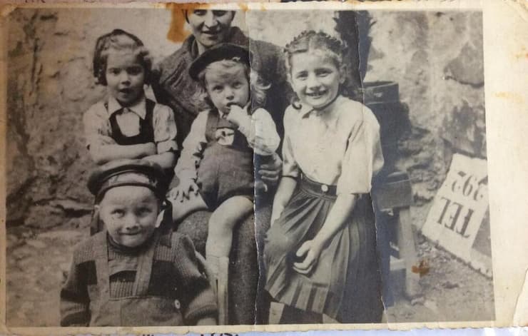 משפחתו של אליעזר דוידויץ. האם ושבעת הילדים נרצחו באושוויץ