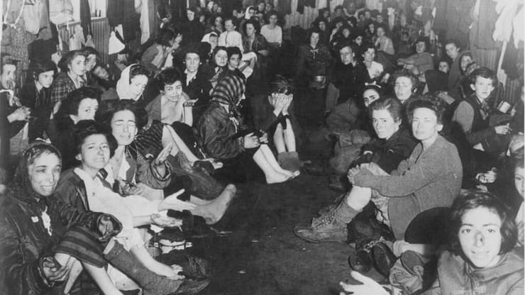 קבוצת נשים במחנה לאחר השחרור, 1945