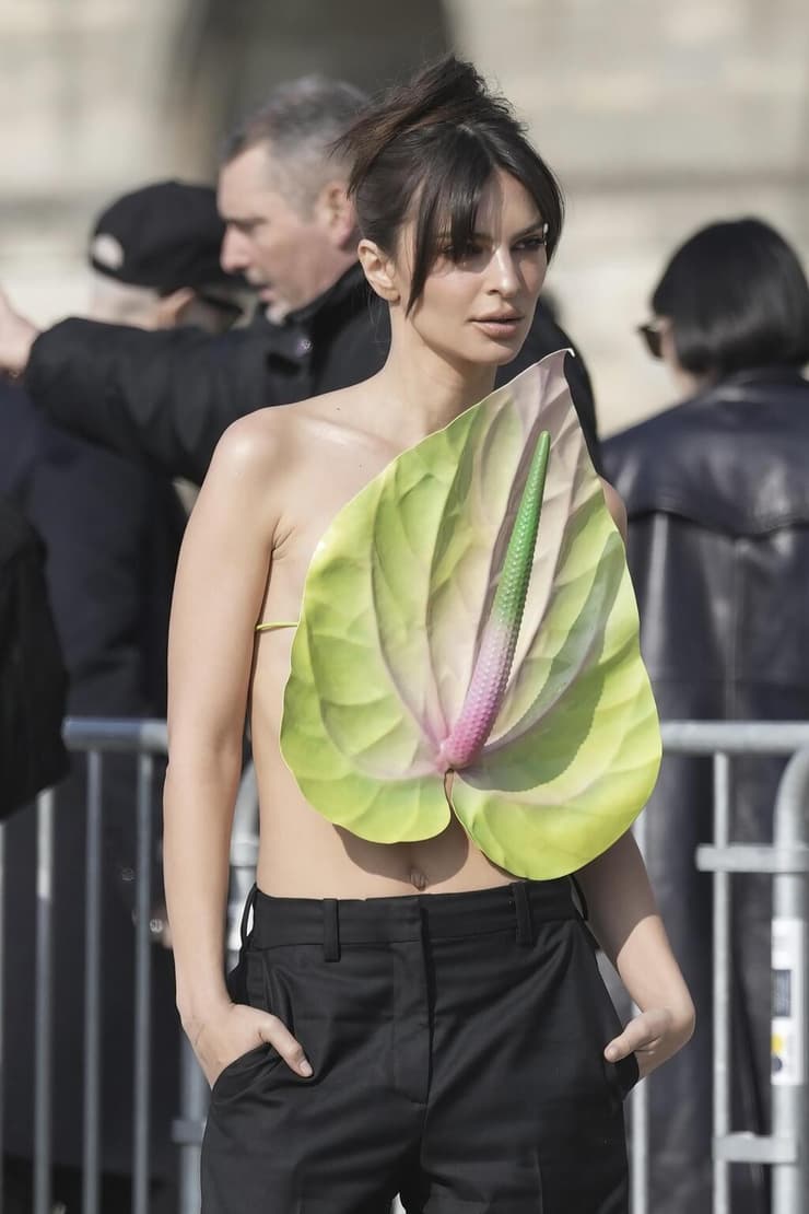 אמילי רטאייקאוסקי בתצוגת אופנה של לואווה, 2023