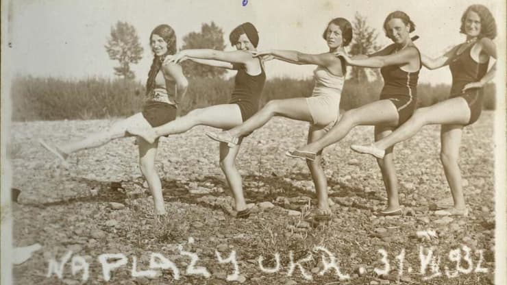 נשים רוקדות עם בגדי ים, פולין (1932)
