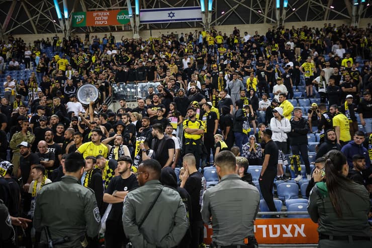 השוטרים משגיחים על אוהדי בית"ר ירושלים לאחר האירועים מול בני סכנין