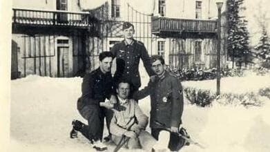 וולטר דיר (משמאל) וחברים מהוורמאכט בבית חולים צבאי לאחר פציעתו במלחמת העולם השנייה, ינואר 1945