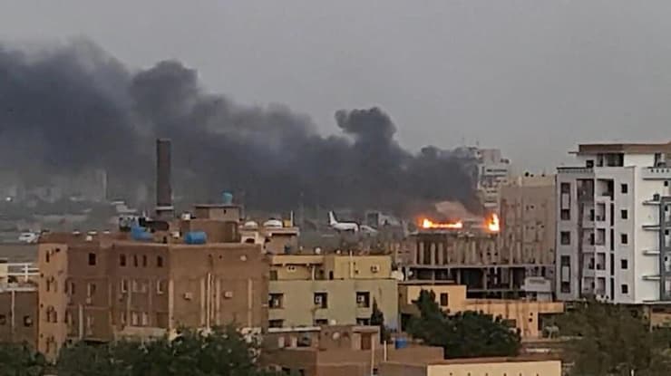 סודן חשש ל הפיכה אש בנמל התעופה הבינלאומי של חרטום 17 אפריל