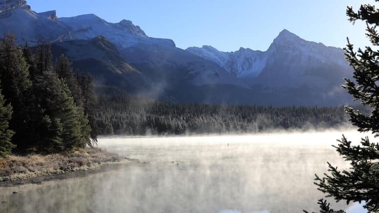 אדים עולים מהאגמים בשעות הבוקר, הרי הרוקי