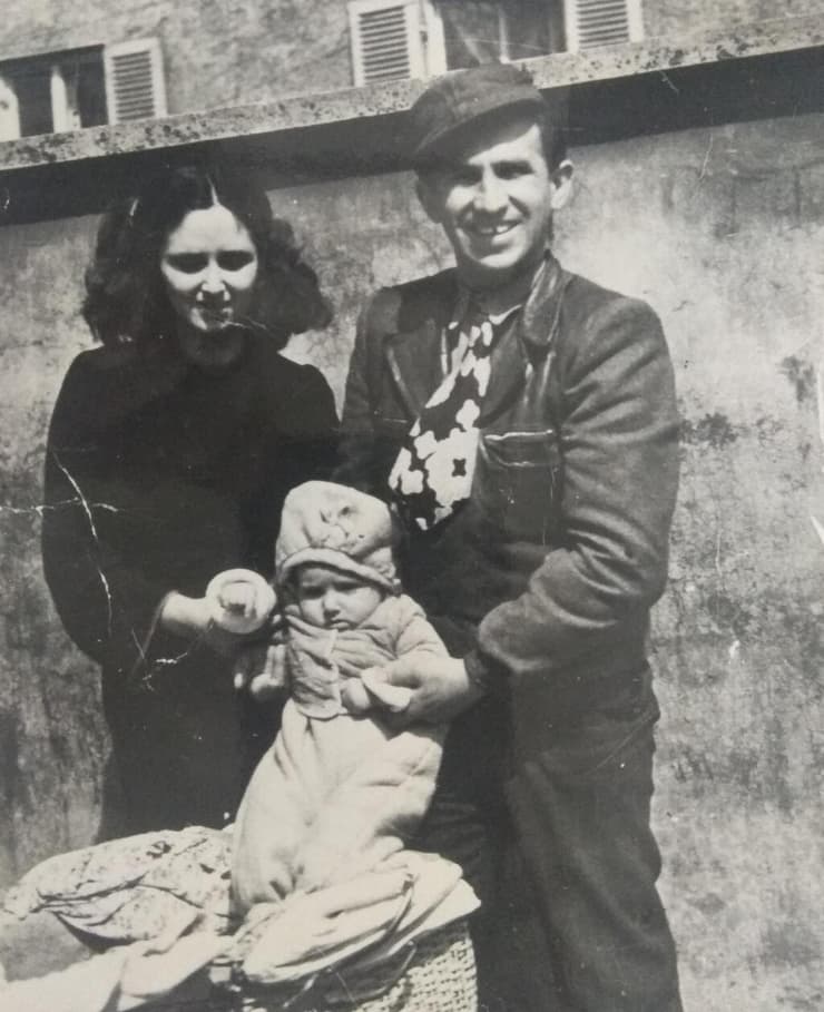 הוריה של אילנה רוזן עם אחותה הגדולה, טובה, במחנה העקורים לכפלד