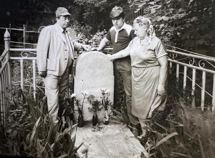 סשה (אלכסנדר) ז'ורניצקי עם בנו לאוניד ואחותו פירה, בקבר אביו לב ז'ורניצקי שהיה בחזית בצבא האדום, חזר מהמלחמה ונפטר מאוחר יותר. בית קברות בכפר טרנובקה (טרניבקה), 1982