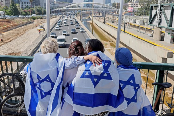 עומדים בצפירה בתל אביב