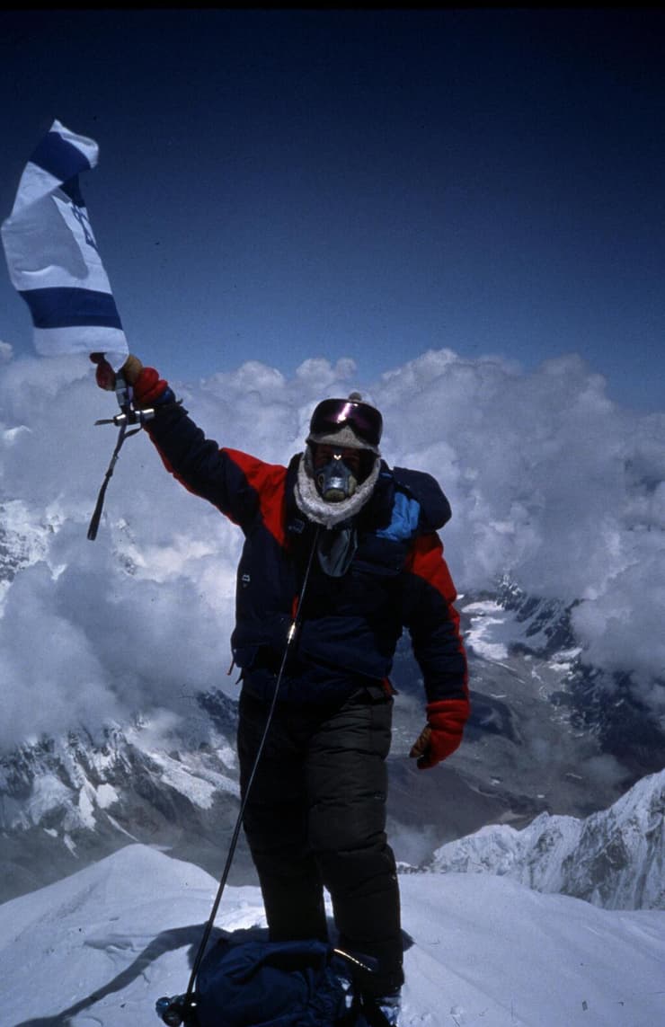 דורון אראל על פסגת האוורסט עם דגל ישראל