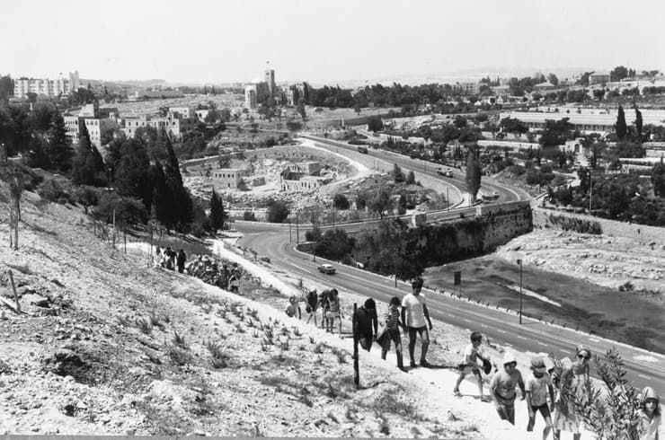 מטיילים ליד גיא בן הינום בירושלים, 1978