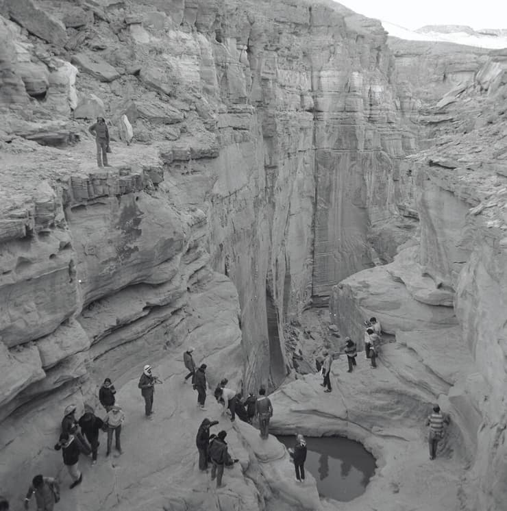מטיילים בין נטפים שבהרי אילת, 1971