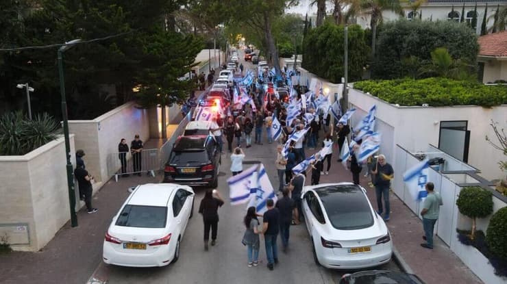 הפגנת מתנגדי הרפורמה המשפטית מול ביתו של מממן ערוץ 14 יצחק מירילשוילי