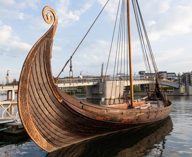 דגם של ספינת עץ בדומה לזו שבנו הגרינלנדים הנורדיים