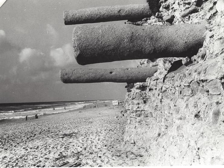 מתרחצים בחוף מבצר עתלית, לפני שהפך לשטח צבאי סגור, שנות ה-50