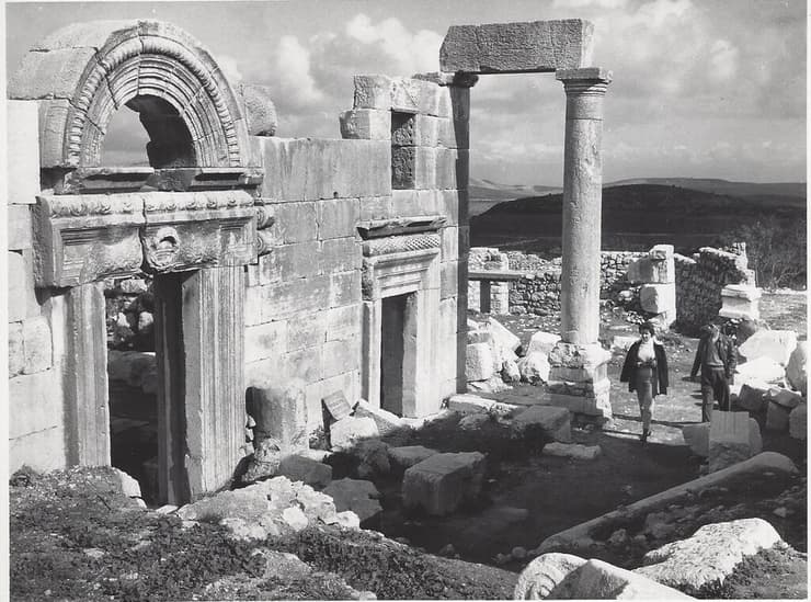 מטיילים בין שרידי בית הכנסת בברעם, שנות ה-60