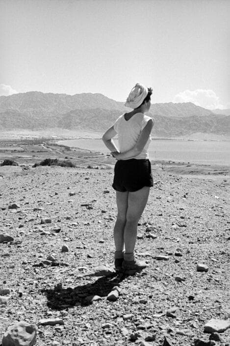 מטיילת צופה על ראש מפרץ אילת, 1957