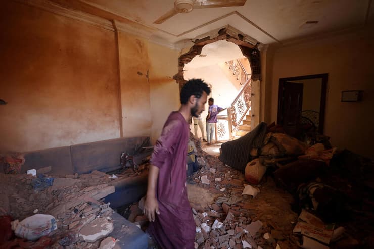 בית שניזוק בקרבות עימותים ב סודן חרטום 17 באפריל