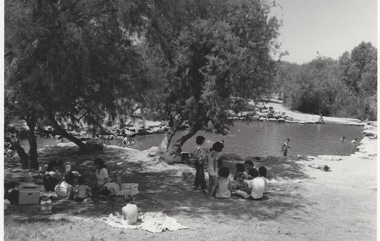 מטיילים מתרחצים בבריכות בנחל הבשור, שנות ה-70