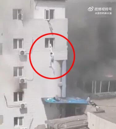 סין שריפה בית חולים בייג'ינג 29 הרוגים בורחים מהחלון בעזרת סדינים