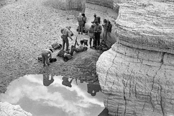 חניה ליד גב מים בנחל צין, טיול מכתשים, 1957