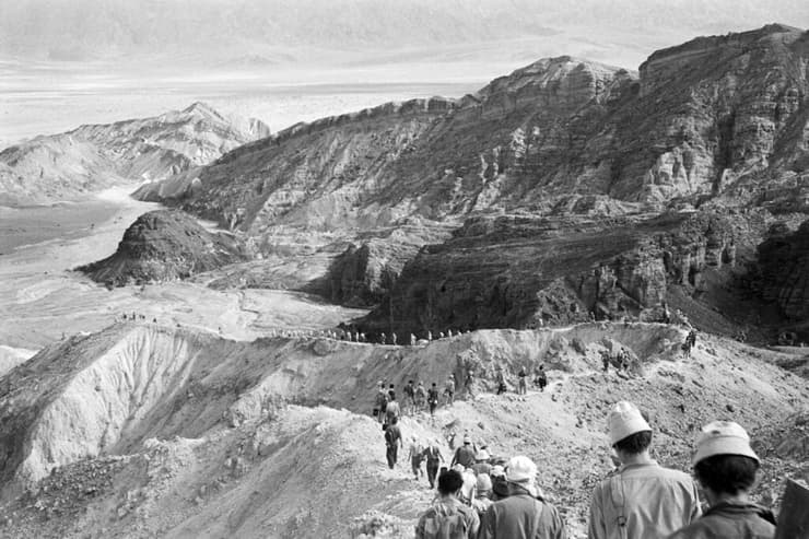 מטיילים בהרי אילת, בירידה לנחל עמרם, 1955