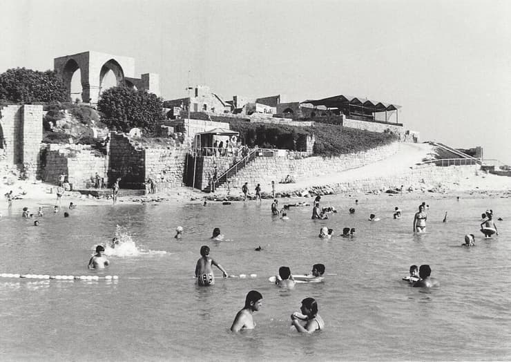 מתרחצים ליד המצודה בחוף אכזיב, שנות ה-70