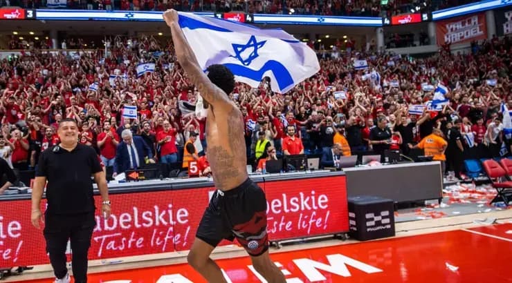 ליוואי רנדולף רץ עם דגל ישראל