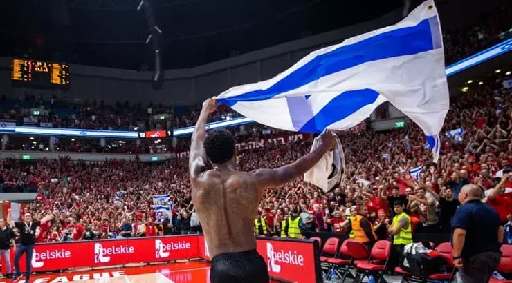 ליוואי רנדולף רץ עם דגל ישראל