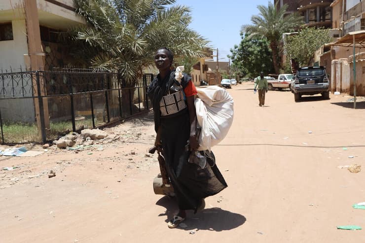 תושבים בורחים מ חרטום בצל קרבות בבירת סודן 