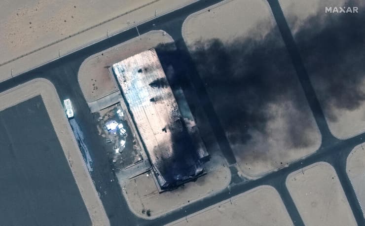 צילום לוויין של עשן מיתמר מבסיס צבאי בשם מרווה בצפון סודן