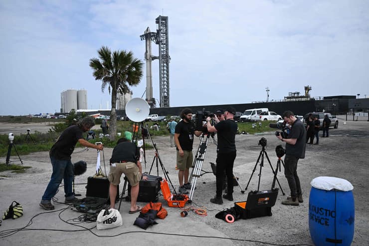צוותי תקשורת שהגיעו לסקר את השיגור