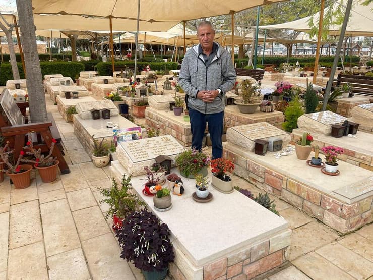 יצחק פיכמן ליד הקבר של בנו איתן ז"ל
