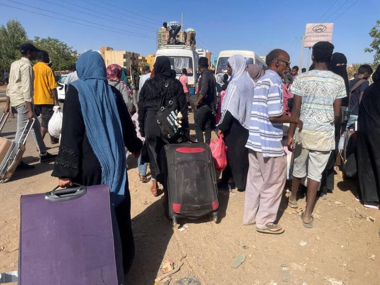 תושבים בורחים מעיר חרטום ב סודן