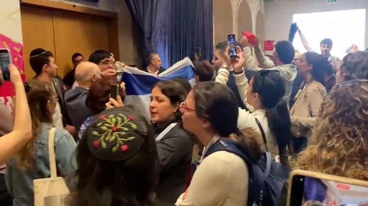 שמחה רוטמן לא מצליח לצאת מהאולם - הפגנה מחוץ לקונגרס הציוני העולמי בירושלים 