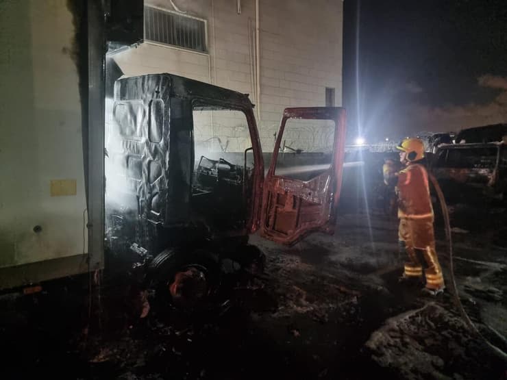 משאיות נשרפו במוסך באזור התעשייה ב נשר