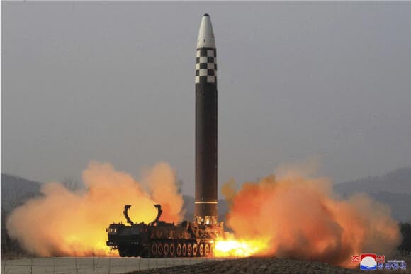 סביר להניח שהלוויין ישוגר על גבי טיל בליסטי שהוסב למטרה זו, ממשגר נייד. שיגור הטיל הבליסטי הצפון קוריאני Hwasong-17 במרץ 2022