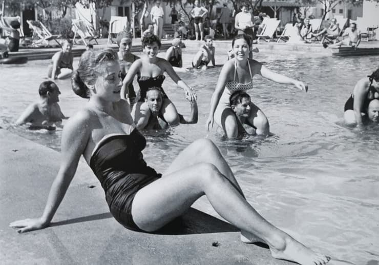 אורחים בבריכת השחייה של מלון "דולפין" בשנת 1954