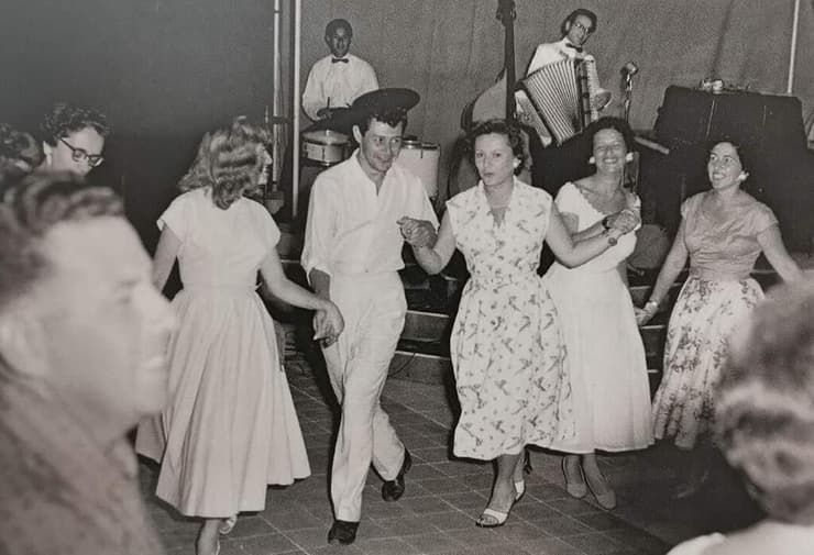כוכב הקולנוע אדי פישר רוקד הורה במלון "דולפין" ב-1957