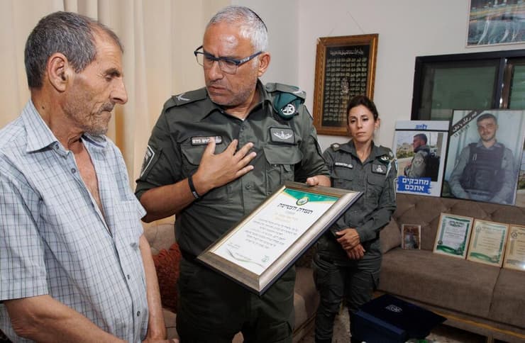טקס קבלת תעודת הוקרה למשפחתו של אסיל סועאד שנרצח בפיגוע במחסום שועפט