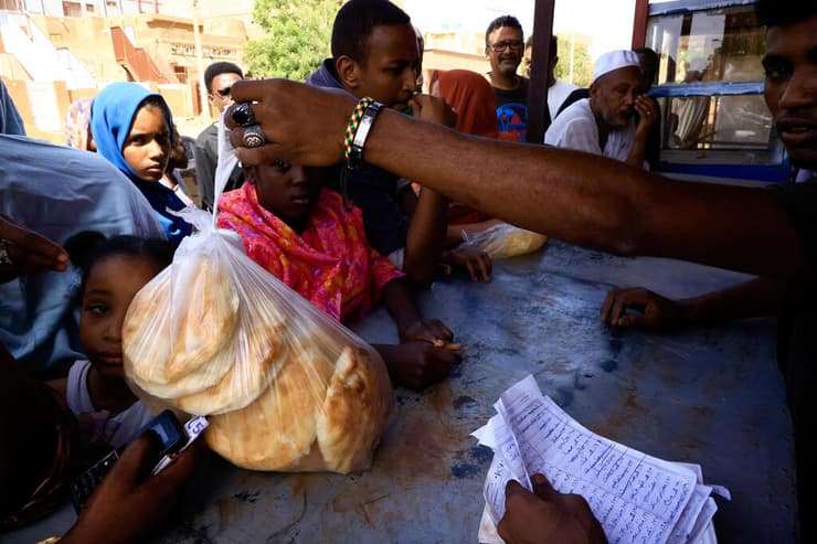 סודן חרטום מצטיידים ב מזון קרבות בין ה צבא ל RSF