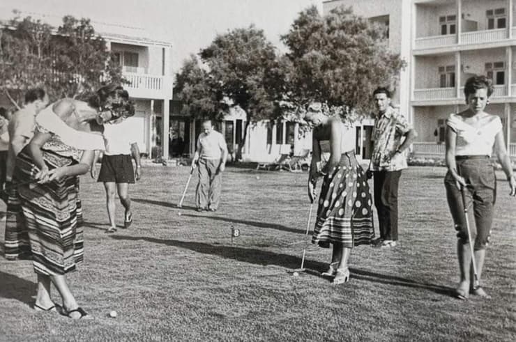 משחק מיני גולף במלון "דולפין" בשנת 1955