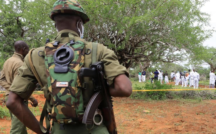 חילוץ גופות מאתר של כת ב קניה במחוז קיליפי שלפי החשד הרעיבו עצמם למוות