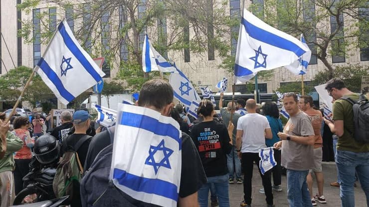 הפגנה מחוץ לבית משפט השלום בתל אביב לדיון בהשתתפות בנימין נתניהו