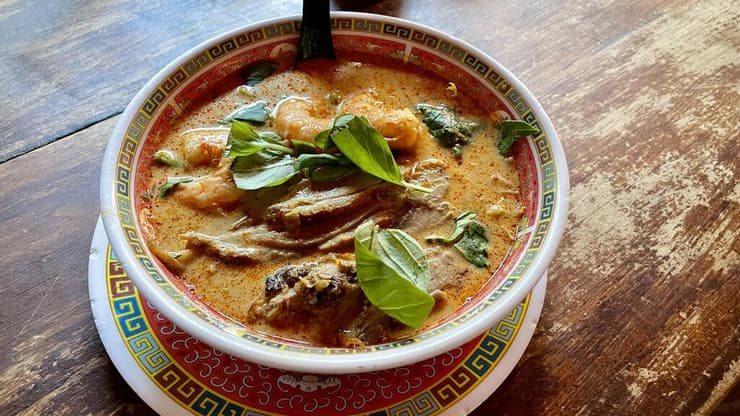 מרק לקסה מלזי במסעדת Phat Phuc Noodle Bar