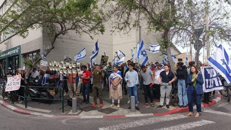 הפגנה מחוץ לבית משפט השלום בתל אביב לדיון בהשתתפות בנימין נתניהו