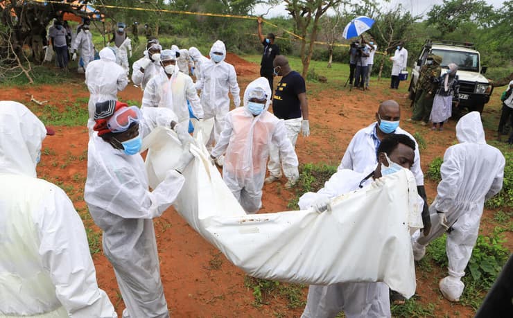 חילוץ גופות מאתר של כת ב קניה במחוז קיליפי שלפי החשד הרעיבו עצמם למוות