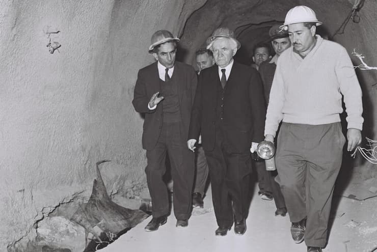סיור ראש הממשלה דוד בן גוריון בתחנת השאיבה התת קרקעית בטבחה, לחוף הכנרת